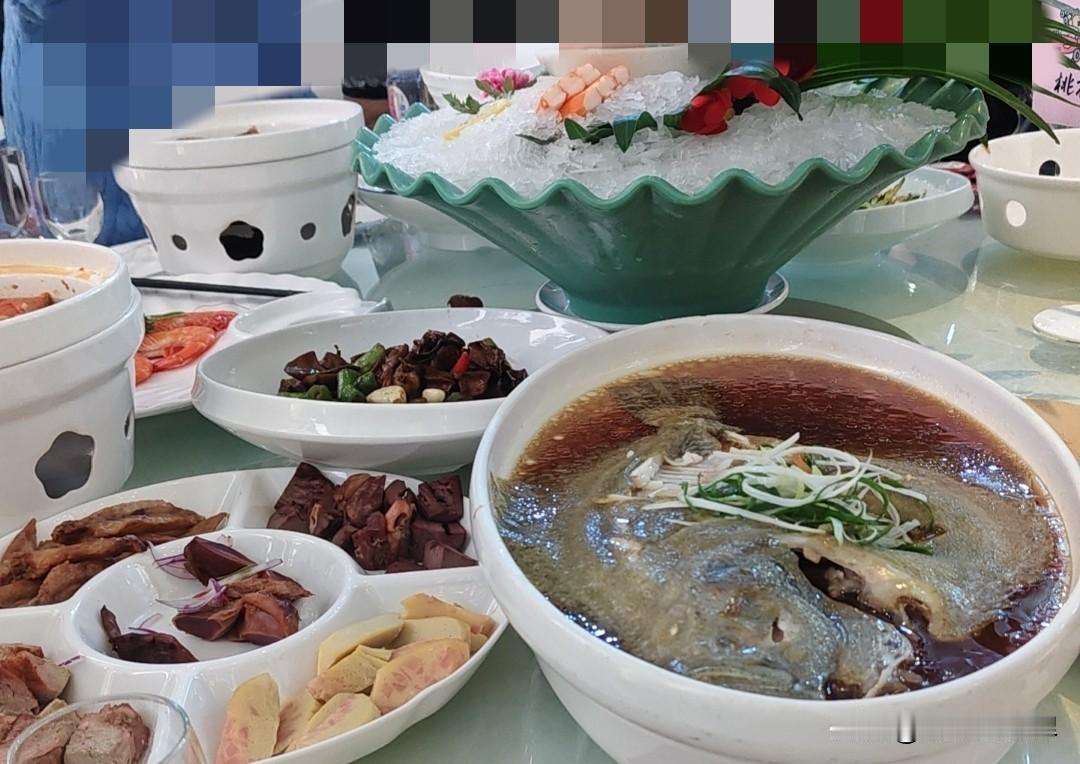 今天去参加了一个朋友婚礼，席面菜做的不好吃。还是专门办婚宴的酒店，看着里面的装