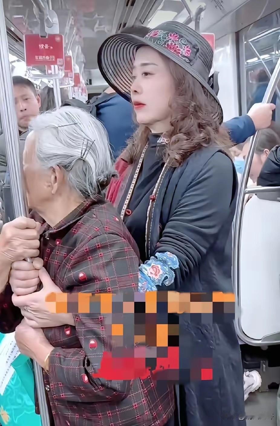 挤满乘客的地铁车厢里，年轻女子搂抱着白发老人的一个画面，让乘客看着直呼感动了。