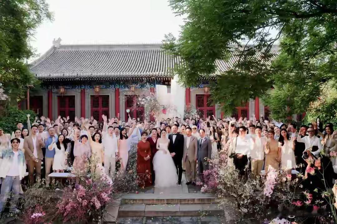 的确如此，不管小梅被爆什么瓜，事实证明，她和小菲在一起的时候，特别幸福快乐！所以