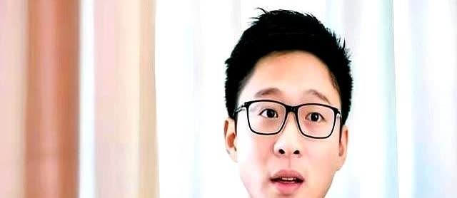 42岁单身带娃冲上热搜，霍启山这波操作让豪门滤镜碎一地巴黎奥运期间，郭晶