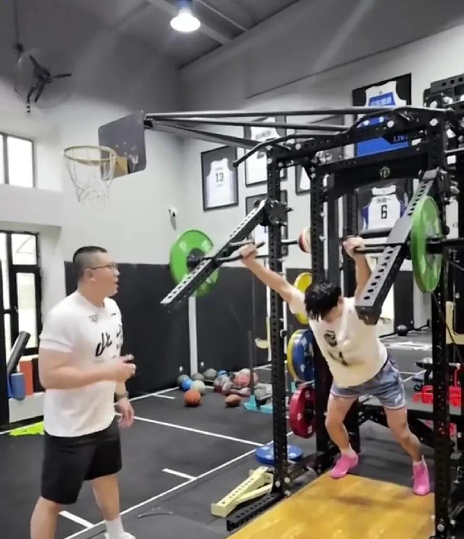 曾凡博带伤苦练！据曾凡博体能师Coach.D透露：曾凡博目前正在抓紧练习体能，