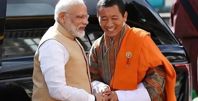 1975年，印度不顾全世界的反对，强行吞并了喜马拉雅山脉中的小国锡金。这个只有7