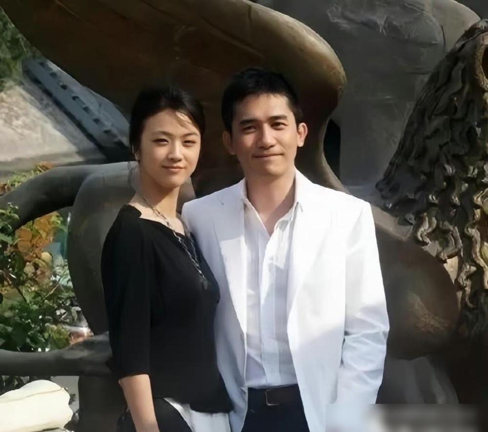 拍完《色·戒》那场戏，梁朝伟悄悄去看了半年心理医生。汤唯被架出片场时腿软得站不住