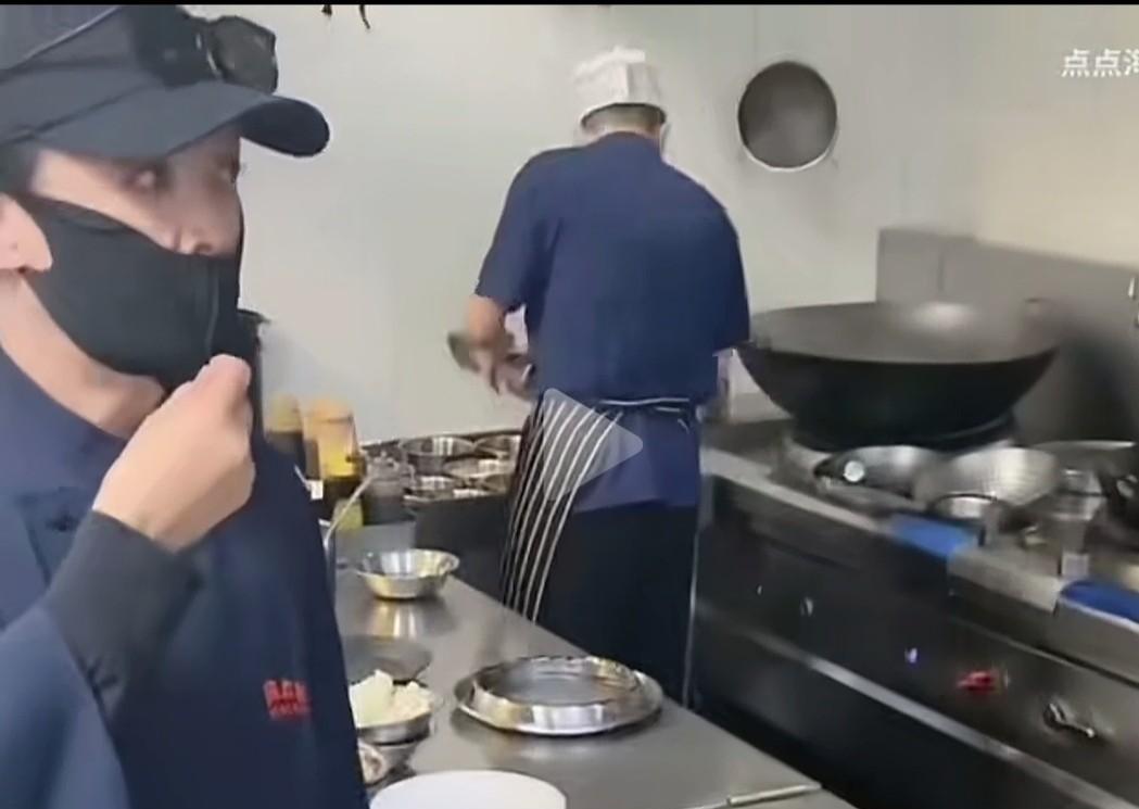 “宝贝们！看这火苗，看这锅气！”西贝后厨直播翻车，张兰又踩中了流量，将自己的后厨