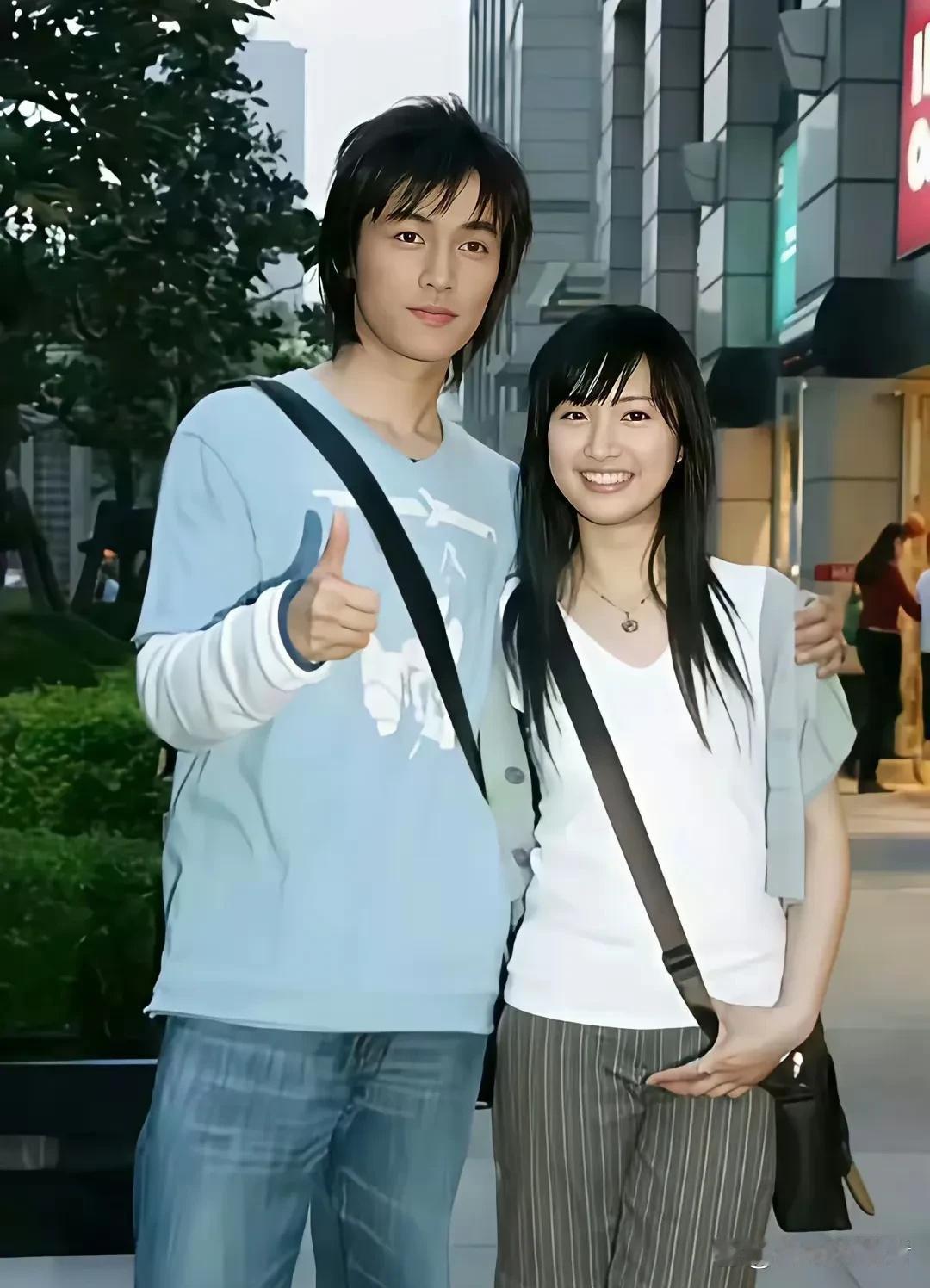 能认出来照片中的两个人物吗？他们是谁和谁？