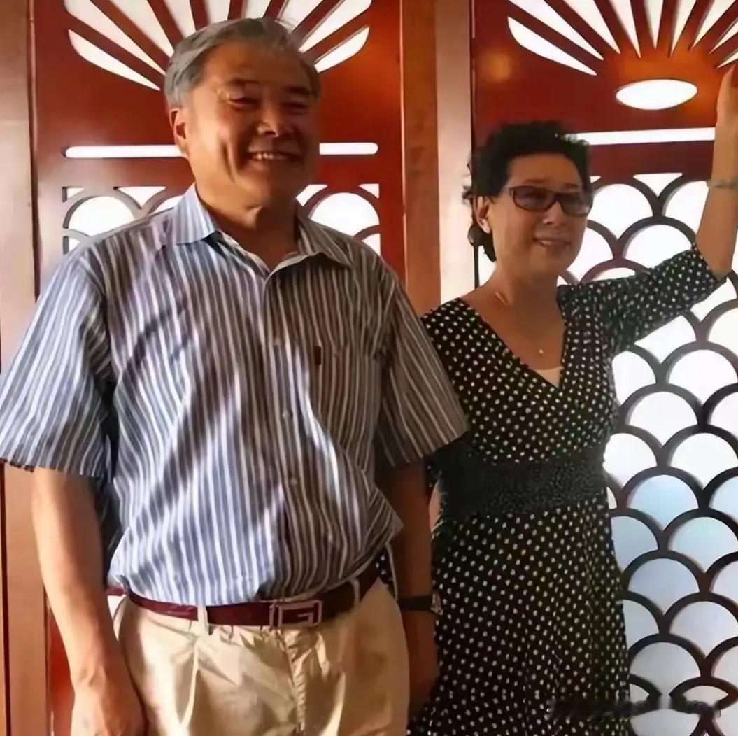 这是家喻户晓的女中音歌唱家关牧村与丈夫江泓的一张合影。江泓头发花白，精神抖擞，高