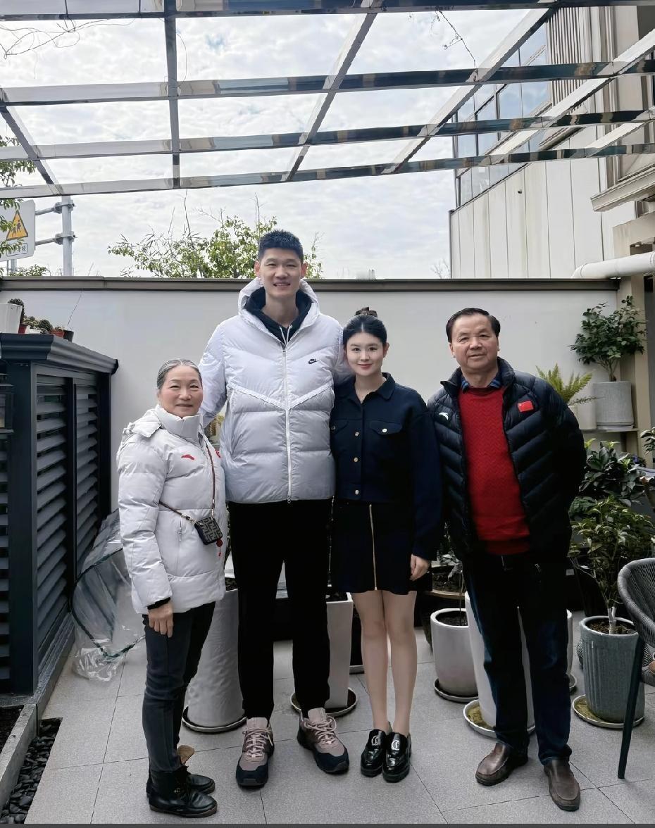 胡金秋真的是一个懂得感恩的好球员啊，胡金秋陪伴妻子利用假期时期去看望了妻子的恩师