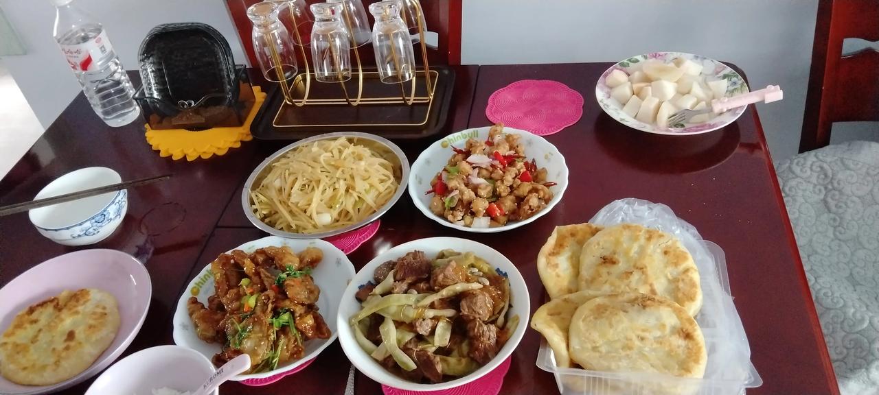 今天女儿带小外孙女来了，老伴说他上饭店买几个菜，不让我做了，说太忙乎。我说咱家这