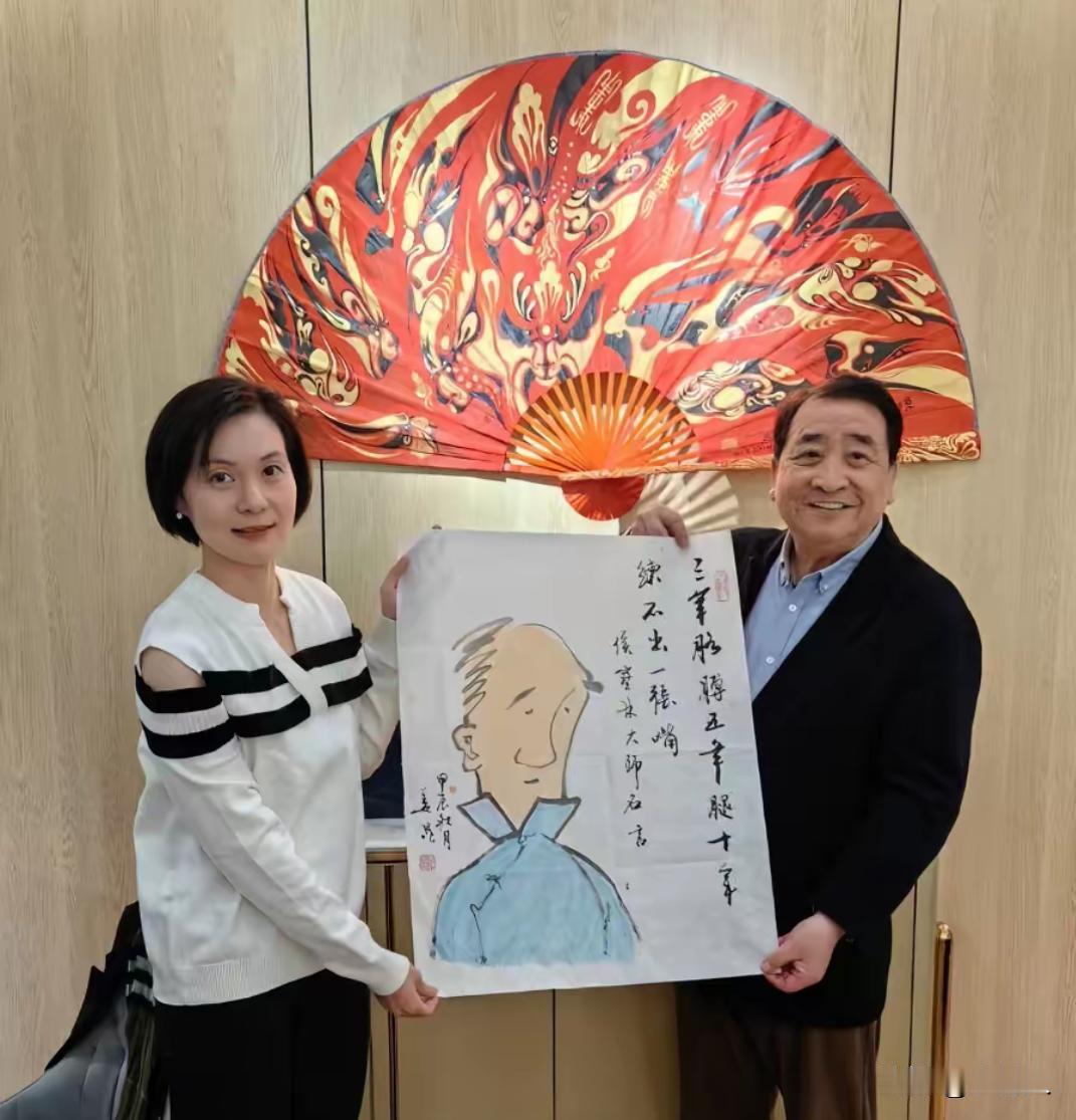 姜昆在上海的一处会馆里，展示自己创作的侯宝林漫画。上面的题字：“三年胳膊五年腿，
