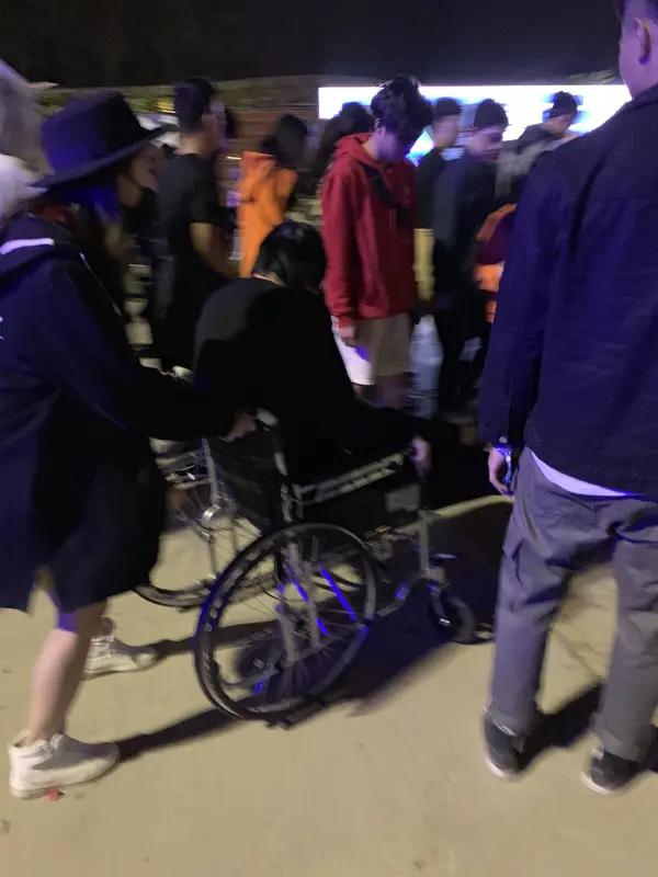 被用担架抬离送医2月1日晚，于文文在贵州安顺商演舞台上出事了。她在演唱《原罪》