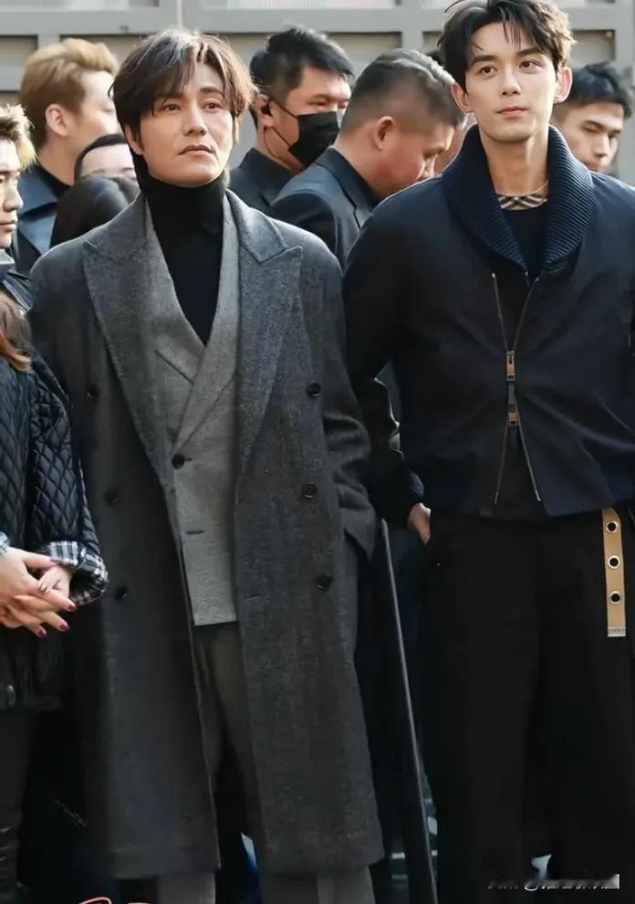 近日，吴磊与陈坤出现在burberry活动现场，不少网友说一对比发现旁边的显老了