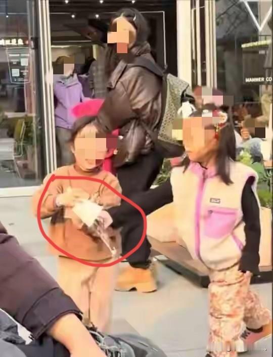 女孩打翻水杯这个事，最大的问题不是那个犯错孩子，也不是家长报警太晚，而是