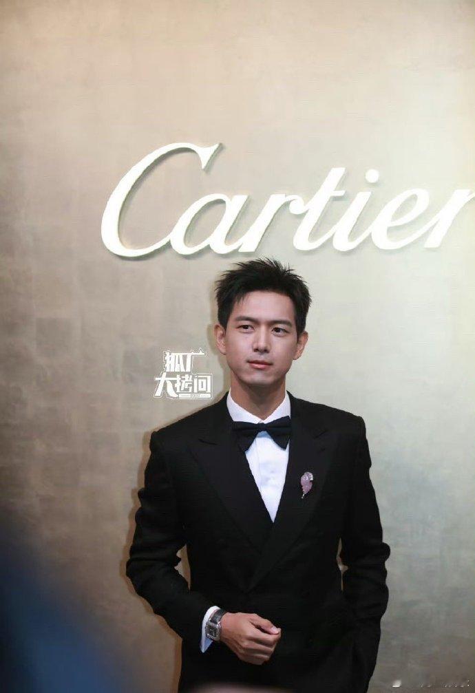 李现白敬亭线下活动状态​​​李现白敬亭珠光宝气李现白敬亭线下活动状态，两位珠