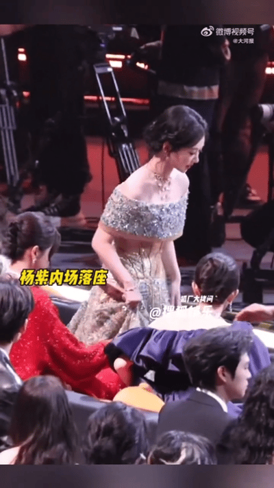 杨幂杨紫挨着聊啥呢杨紫一路上全在打招呼太可爱了，杨紫走一路全在打招呼