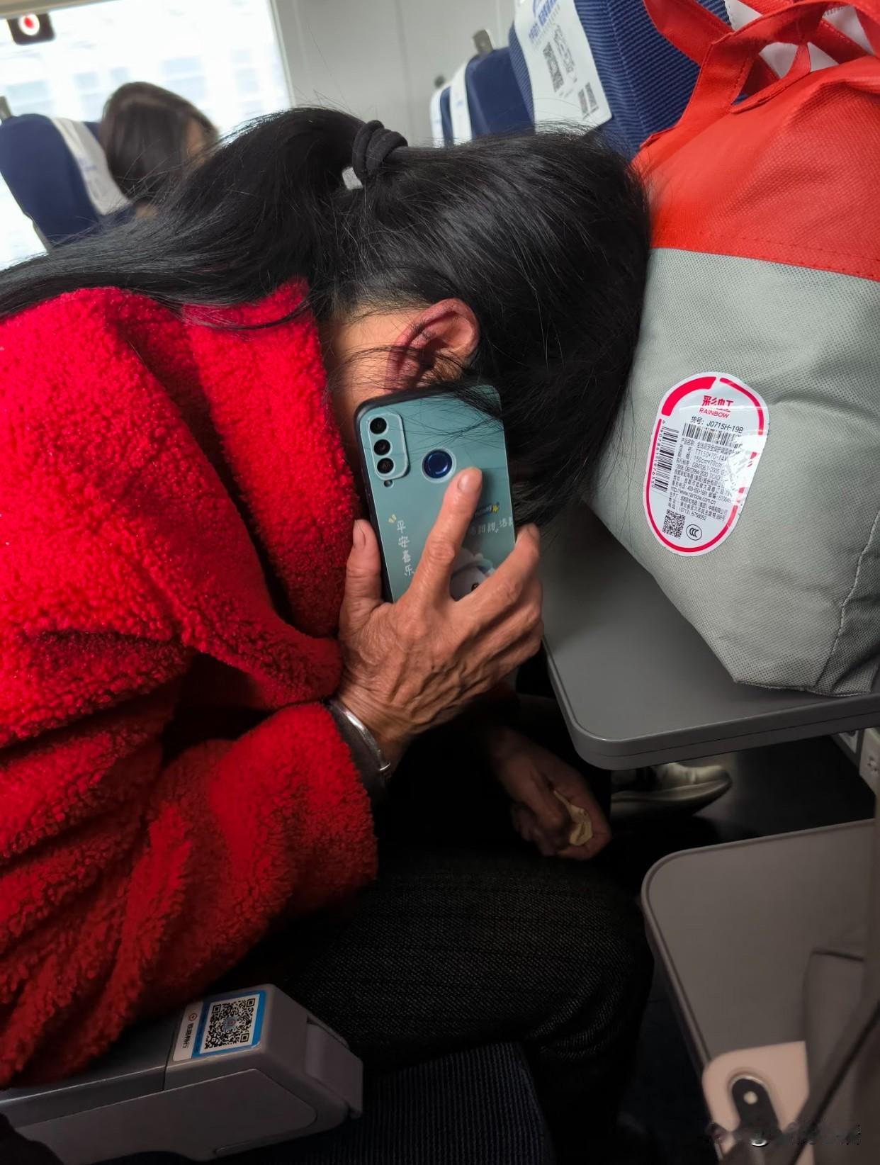 出差坐高铁，旁边大姐一直低声打电话。方言听得是一知半解，但她抽噎的哭声，