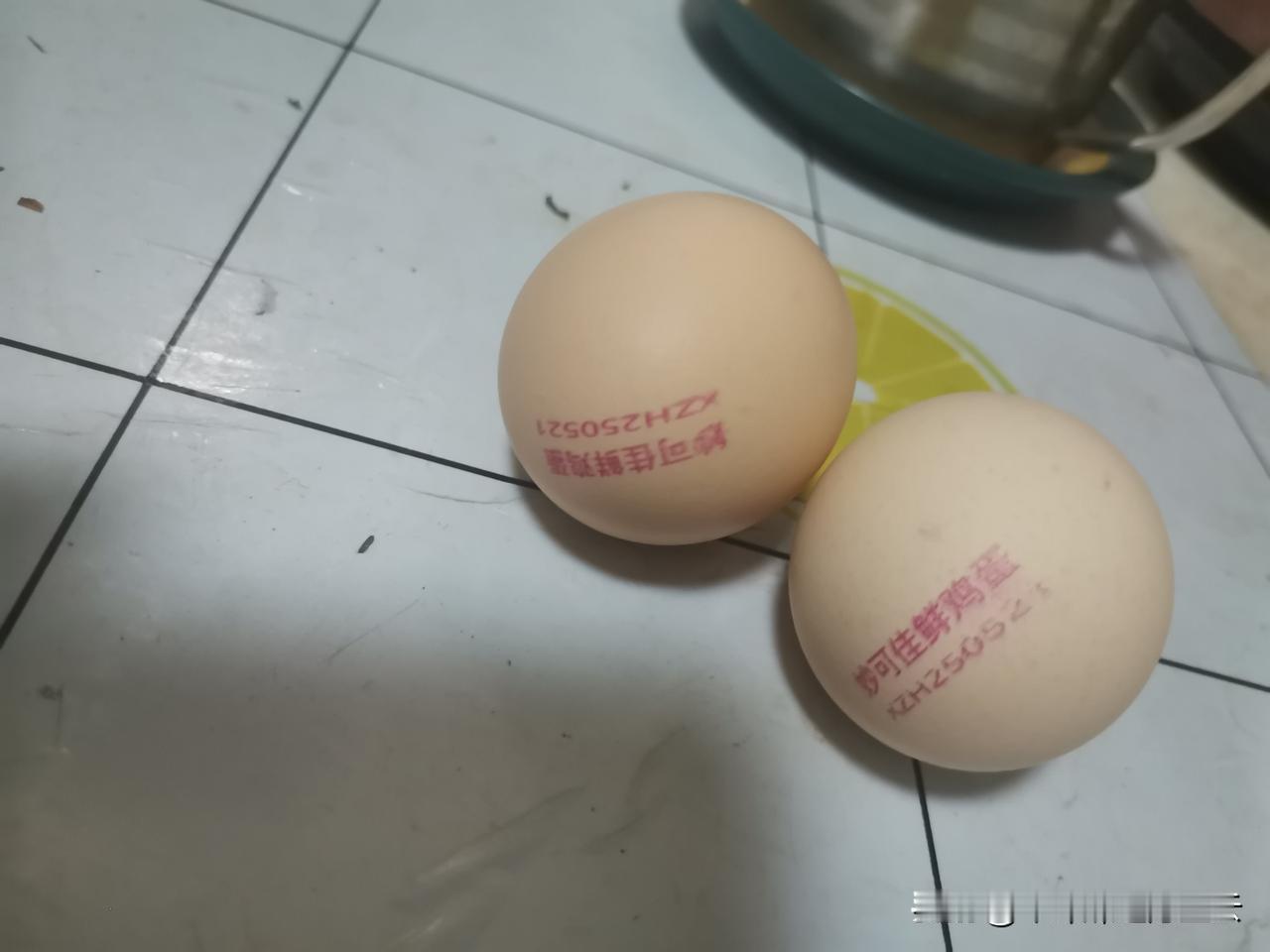 这种鸡蛋表面都打上了品牌喷码，大小跟超市鸡蛋差不多，只是鸡蛋壳要厚一点，比较新鲜