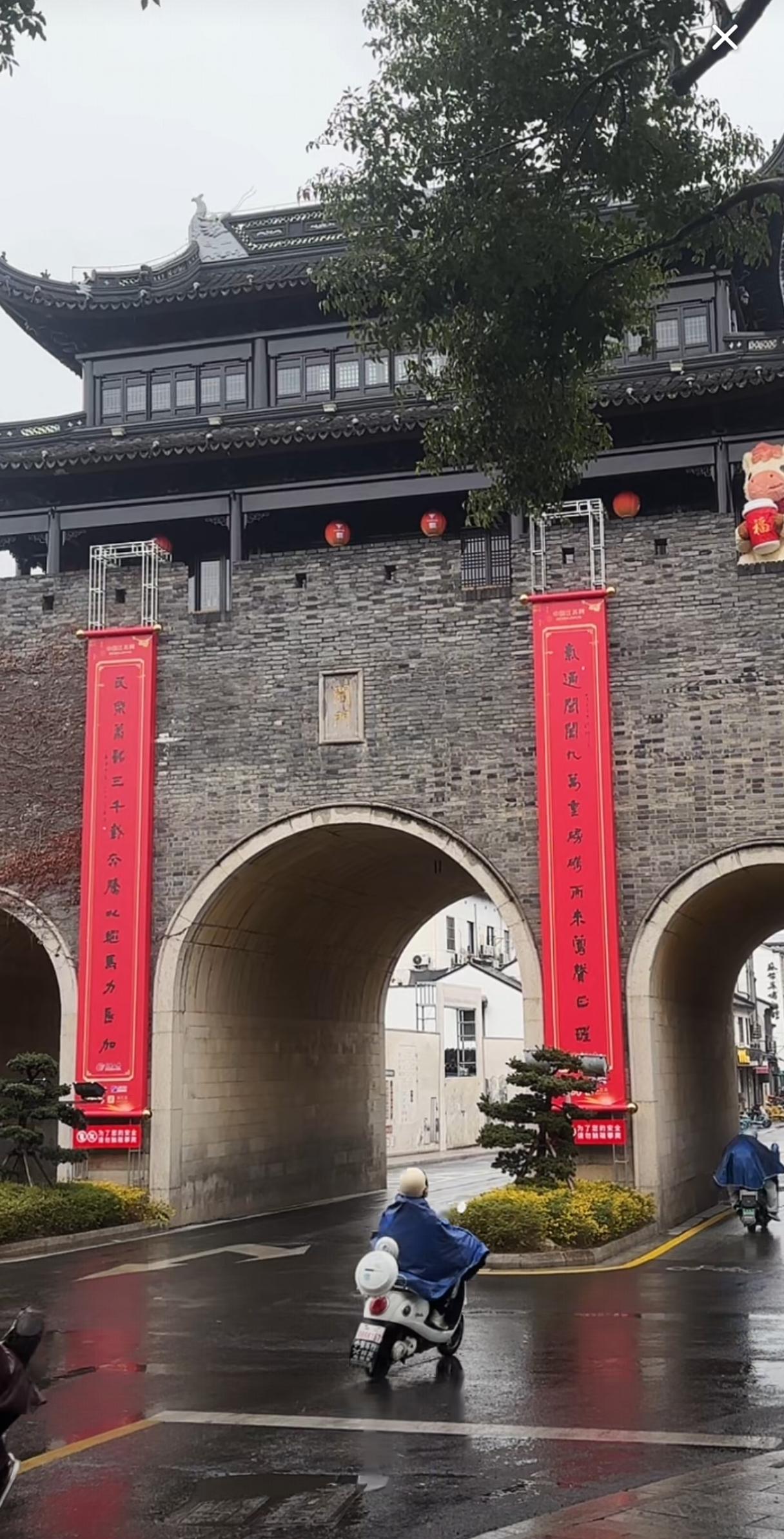 今天2月16日，农历除夕，苏州阊门变得冷冷清清，没了往日热闹。以往这里人群熙攘，