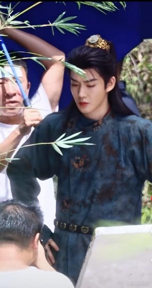 整个剧组只有邓为这么穿，无论是武戏还是文戏，40℃的天穿几十斤毛毯。我今天在青岛