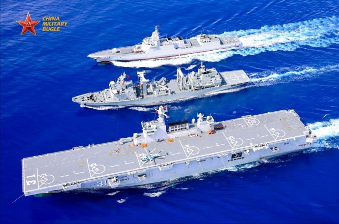 075级两栖登陆舰率领的两栖作战编队，在进行海上横向补给，这两张照片是空中的直升