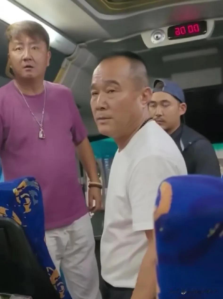 这名导游名叫李涛，戴着大金链子，手上戴着大金镯子，大腹便便。看样子这几年做导游没