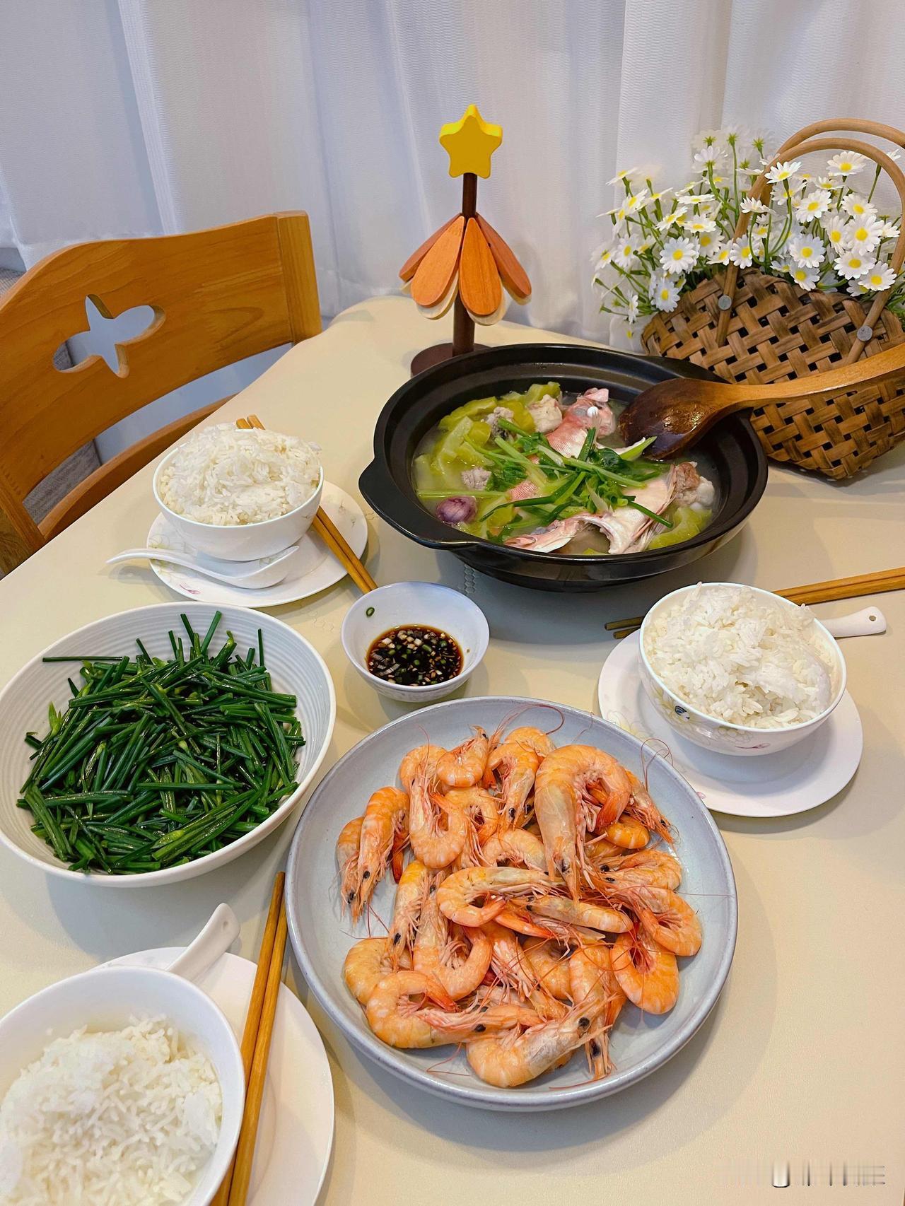 我妹又带着食材来我家蹭饭，起因是上午我说了一句：这几天瑞平市场的海货鲜度不够，周