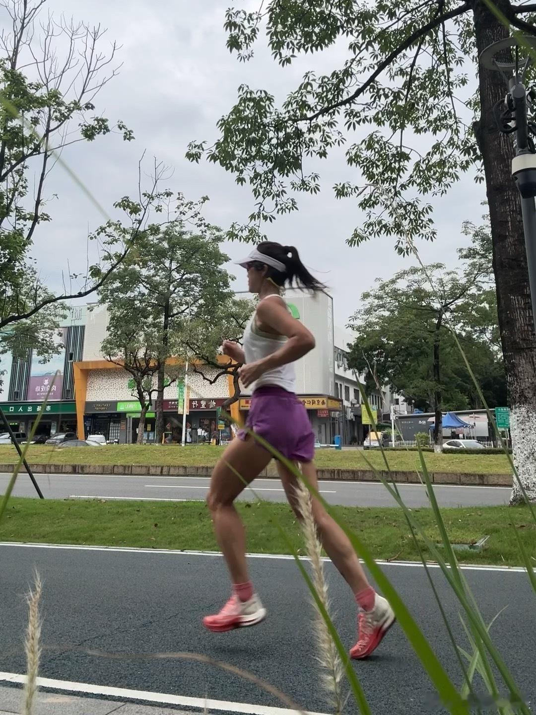 又是早早跑步的一天🌅跑步即刻开跑跑步10.42公里，配速6'10，心率142