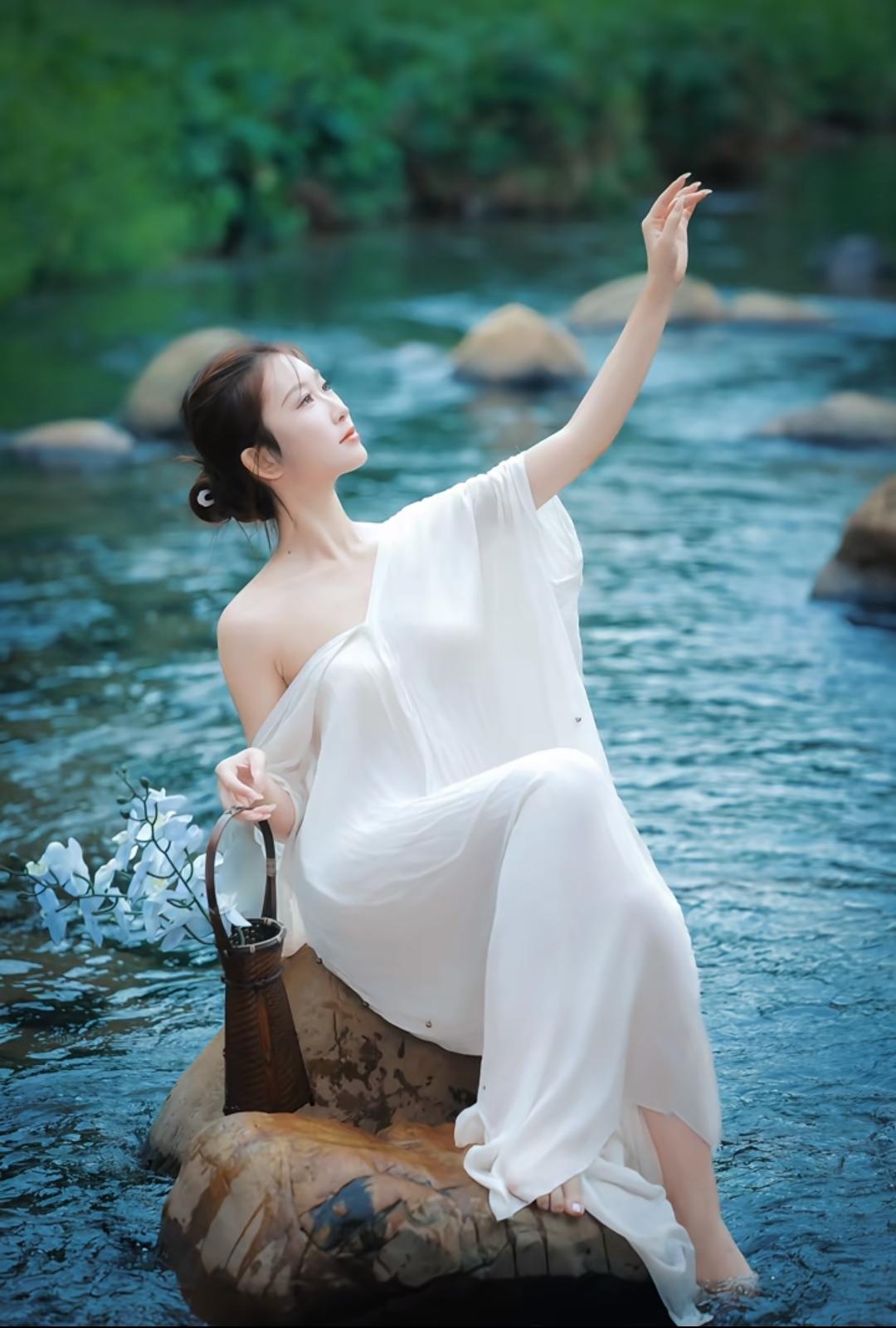 明月松间照，清泉石上流。清逸仙裳系列美女佳人分享高清画质写真照