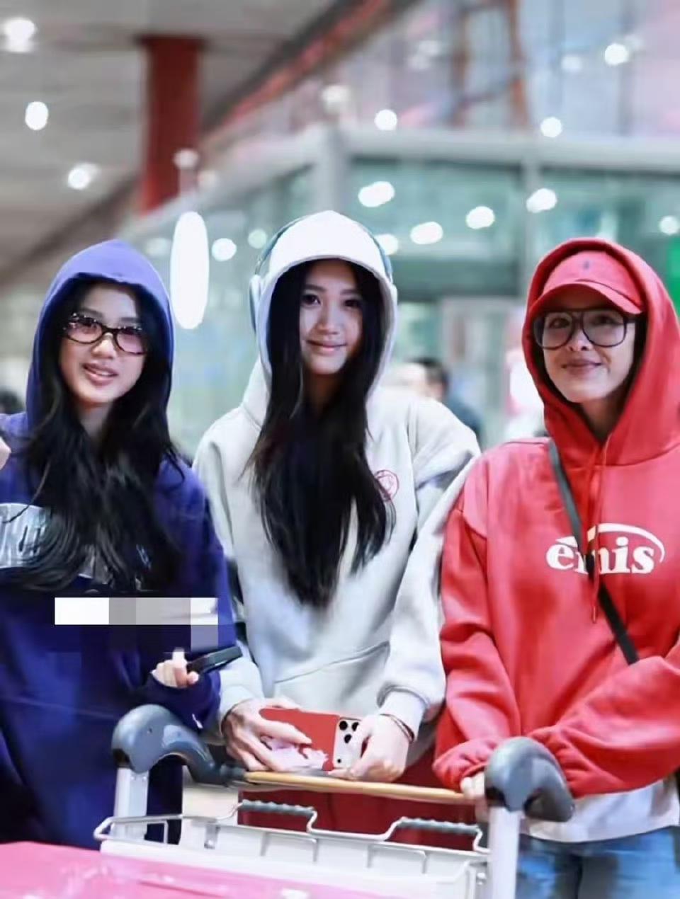 钟丽缇也太大方了！春节从越南老家回来，在机场遇到那些蹲拍的人，直接给大家发