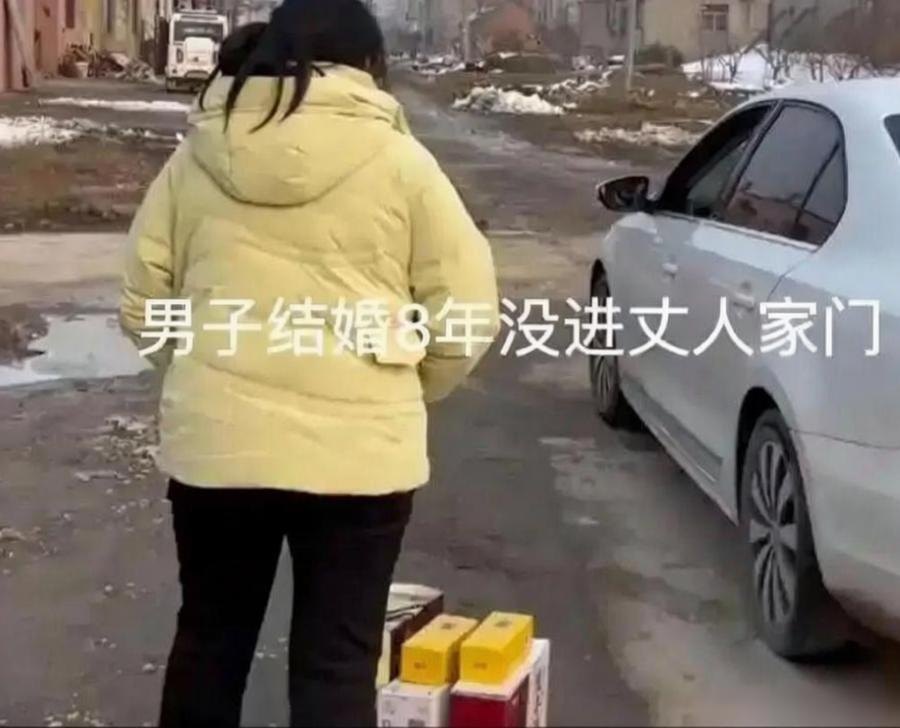 河南有个哥们，结婚八年，愣是把丈母娘家活成了“快递代收点”。每次送妻子回娘家，车