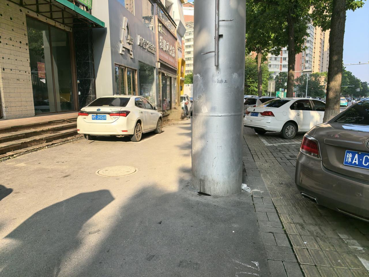 免费停车，把千人小区周边的门面房弄的倒闭了一半。本来免费停车