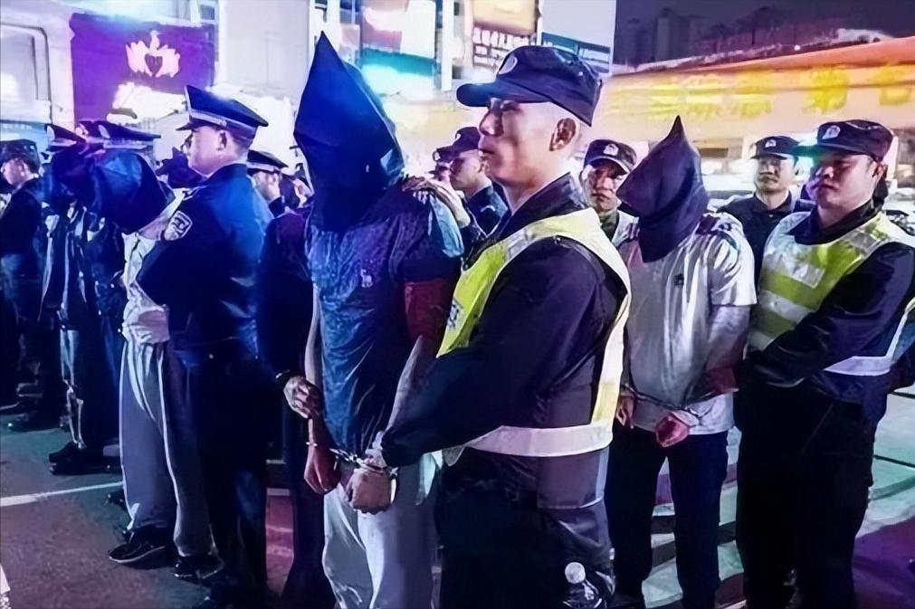说出来大伙可能不信，中央这次扫黑，不光要抓人，还要把黑恶势力的家底连根刨了。