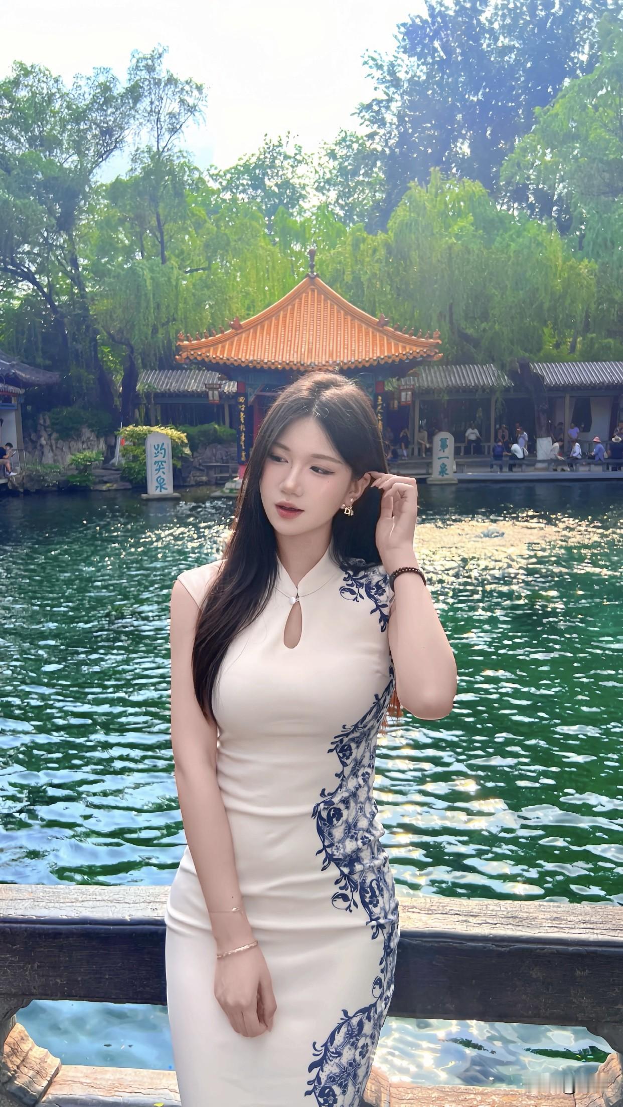 穿旗袍必须要搭配高跟鞋吗选择鞋子时，颜色要与旗袍相协调。