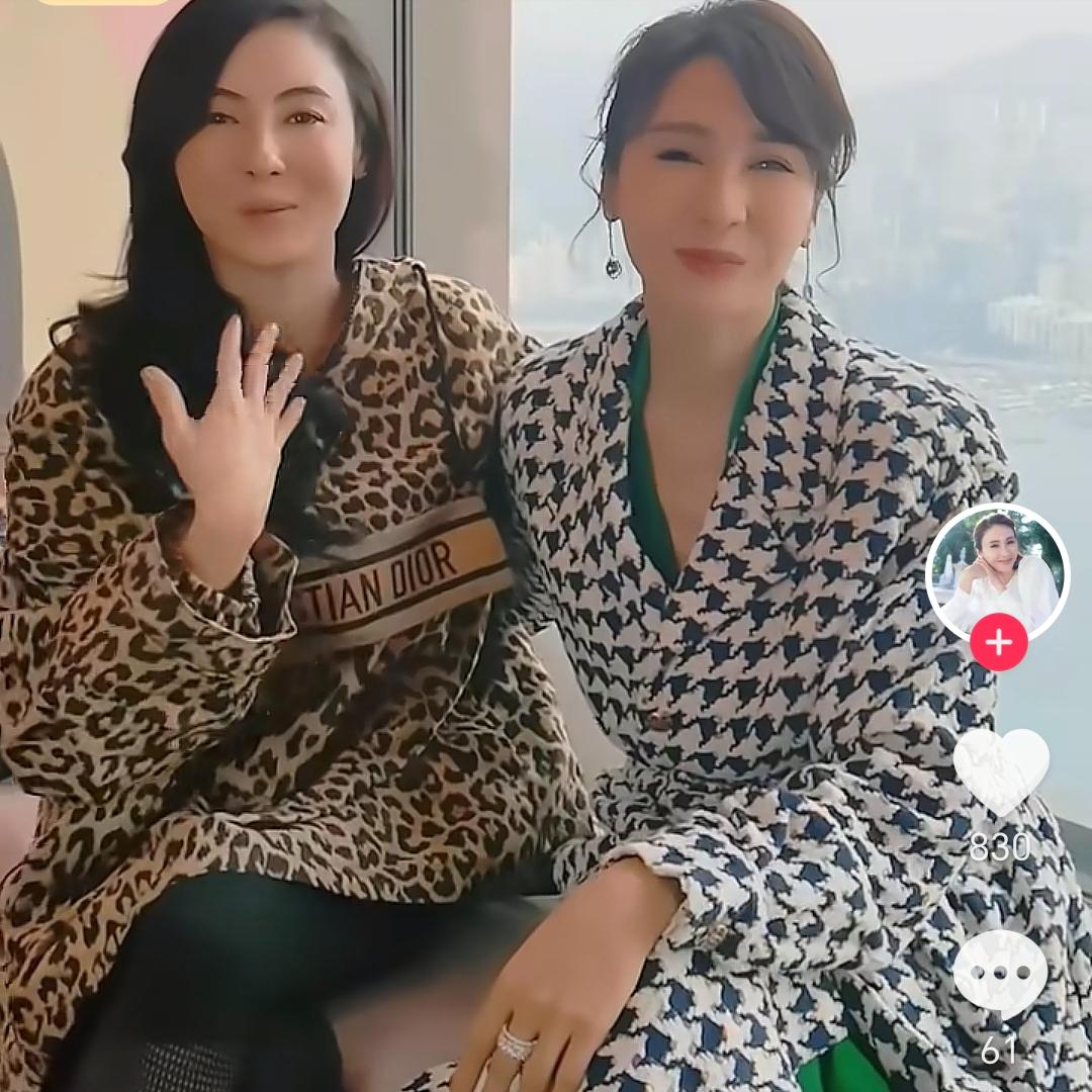 54岁黎姿与45岁张柏芝罕见同框，女神这是在比美吗？张柏芝穿了一件迪奥的外套，