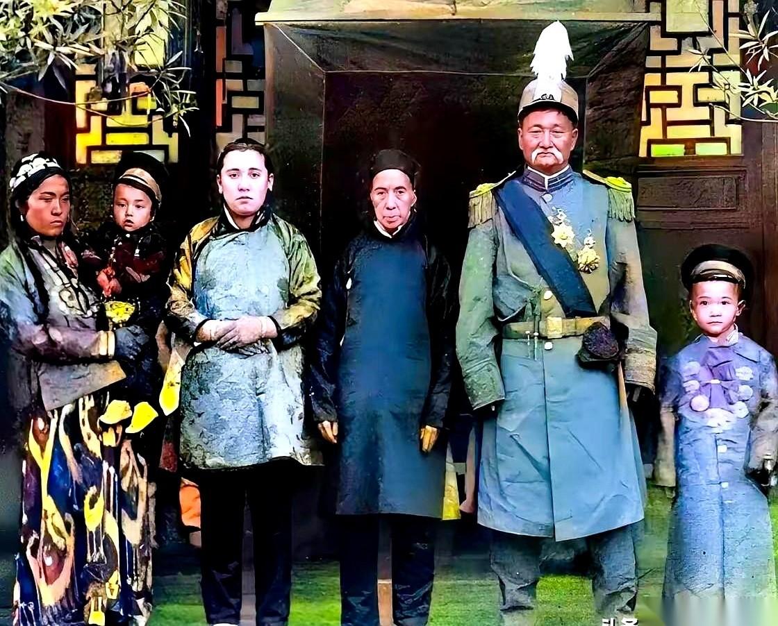 刷到这张老照片，我愣了三秒。第一眼还以为是哪个年代剧的剧照，这服化道，这人物状