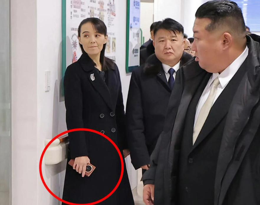 近日金与正与哥哥金正恩罕同框，手里拿着的手机引热议；这位金女士可不是普通人，曾经