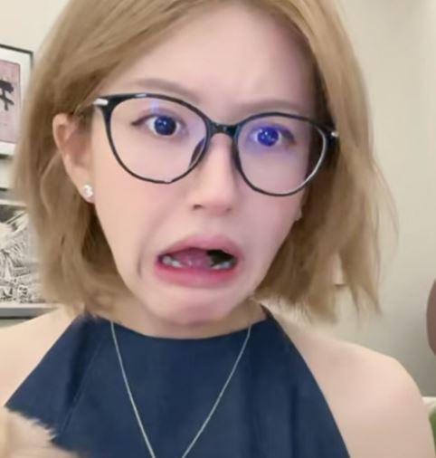 怼完经纪公司，怼媒体，赵露思半只脚已经踏出娱乐圈了！赵露思在直播时，公开说：“