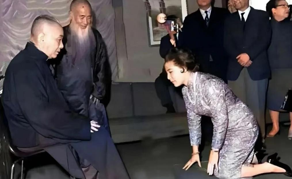穿旗袍跪着的女人是徐雯波，彼时的她37岁身材健壮雪肤花貌，然而此时她被比自己大了