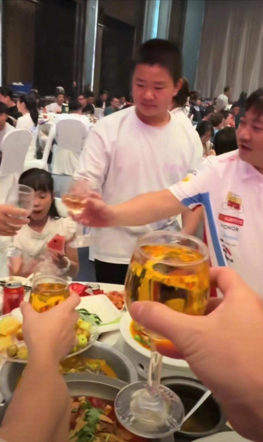 机车晚宴那场面，真把什么叫“江湖”演活了。张雪端着酒杯挨桌敬，所到之处，大佬