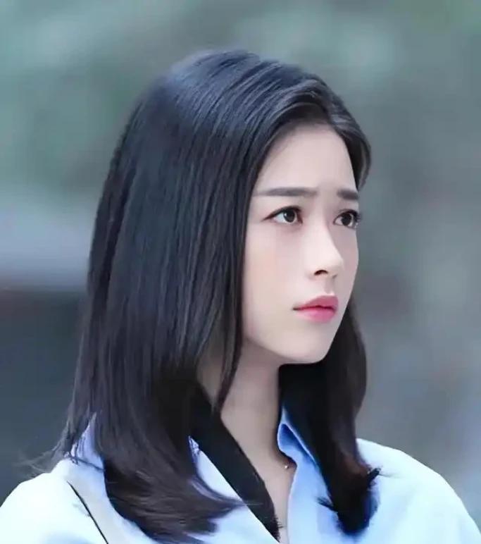 42岁蒋欣凭《归队》中“大阔枝”一角再掀热潮！雨夜独白戏里，她眼神流转间将市井泼