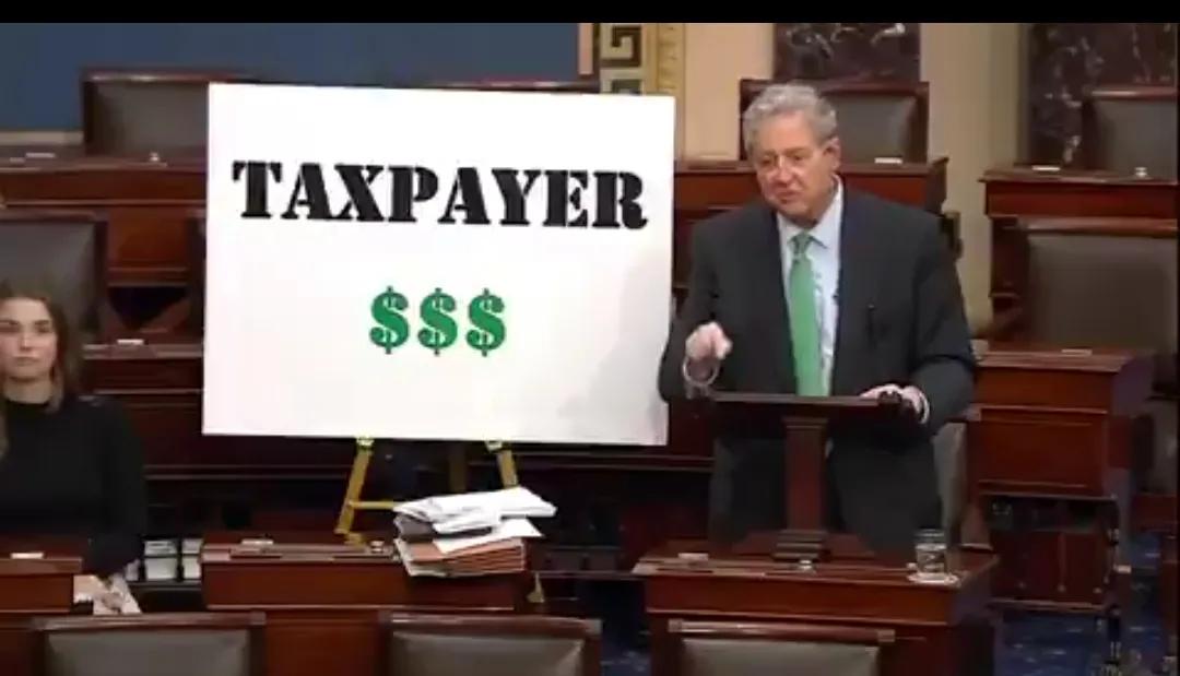 🚨突发新闻：情绪激动的参议员约翰。肯尼迪要求参议院共和党人团结起来，通过