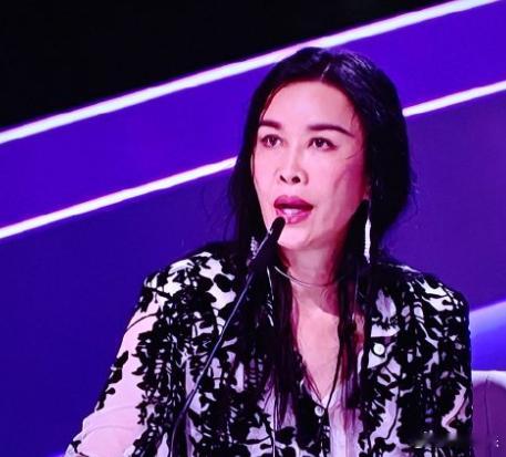 总决赛所谓三位实力派唱将导师，抢走了选手的风头，分散了很多注意力。但这种注意力不