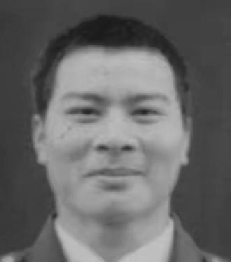 1995年，退伍武警曾开贵扔掉身份，钻进密林当野人。饿了挖野根，冷了裹蕉叶。