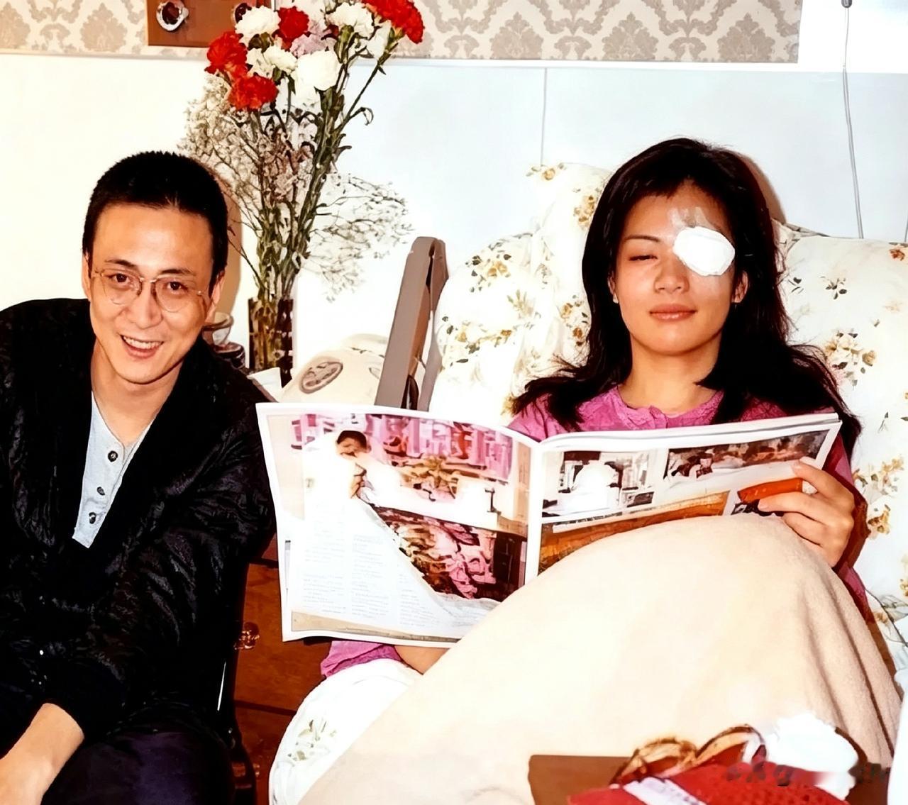 看这张80年代的老照片，当时翁美玲拍戏把眼睛弄伤了，男朋友汤镇业专门跑到医院守着