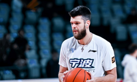 广东男篮签下新外援拉科塞维奇，据国内媒体透露，广东男篮签下新外援拉科塞维奇。上