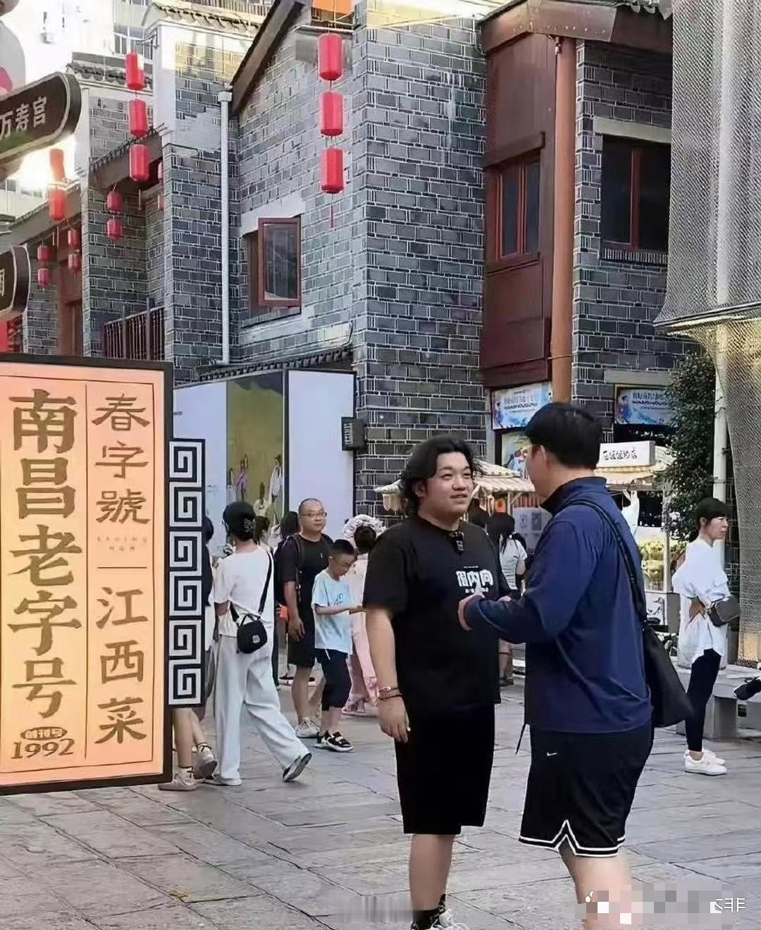 这是“夏雨”吗？怪不得没人找他拍戏了，又黑又胖，和现在娱乐圈的男神相比，真的格格
