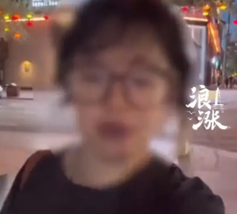 【40岁女子入住青旅遭年轻住客嫌弃】近日，甘肃敦煌，一40岁女子吐槽，入住青旅时