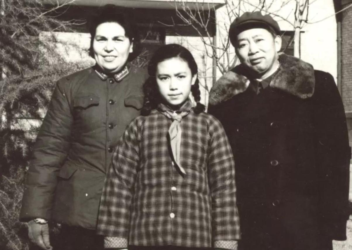 1965年，55岁的刘亚楼因为操劳工作，英年早逝。离世前，他叮嘱小自己15岁的混