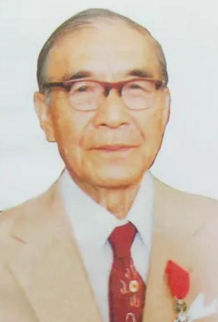 有天，85岁的邝安堃喝迷糊了，把家里23岁的小保姆当成了自己老婆。保姆没有反抗，