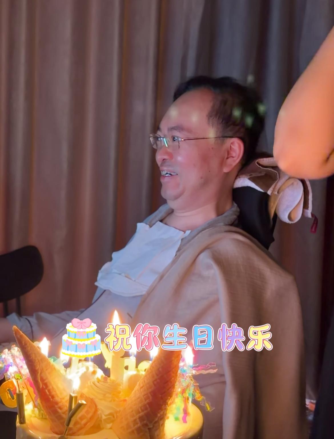 段睿37岁生日，蔡磊亲自送祝福语，一句“宝贝”让诸多人泪目。画面中的一家三口看起