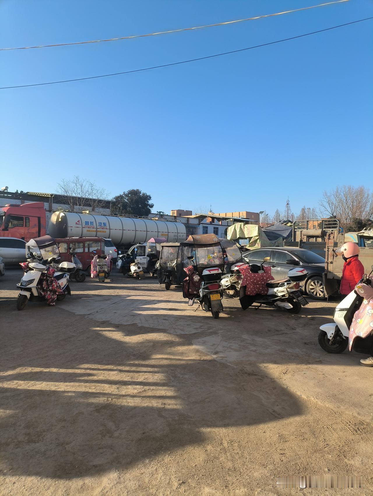 从人性角度来看，人皆有自私的一面。有些人极度自私，心中唯有自己，从不顾及他人感